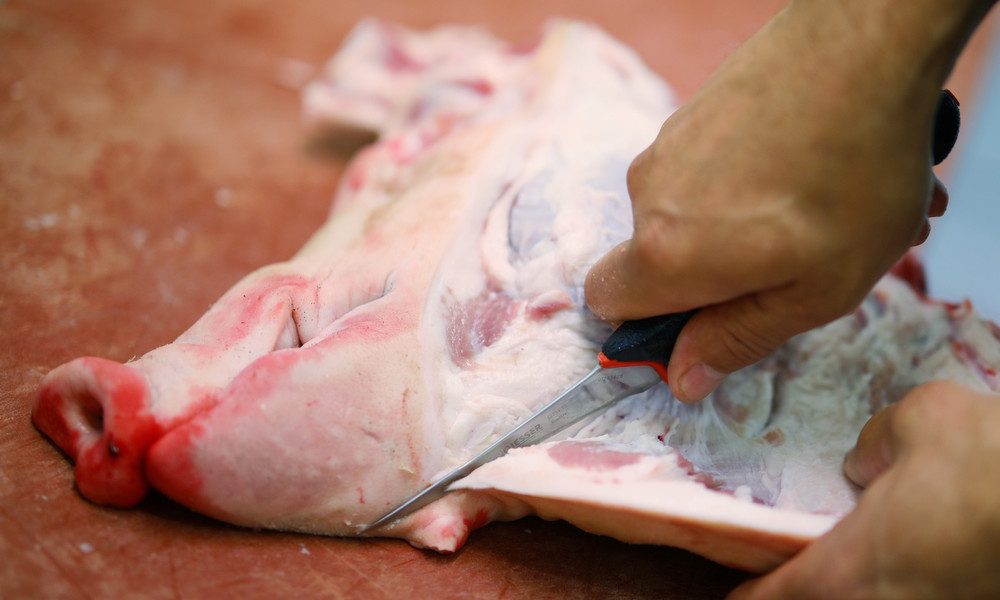Durchsuchungen bei Leiharbeitsfirmen: Verdacht auf Einschleusung von Arbeitern für Fleischindustrie