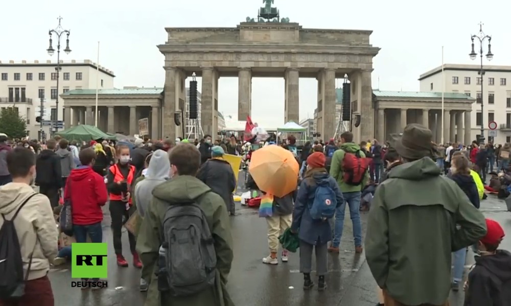 LIVE: Fridays for Future am Brandenburger Tor – Erstmals seit Corona wieder auf der Straße