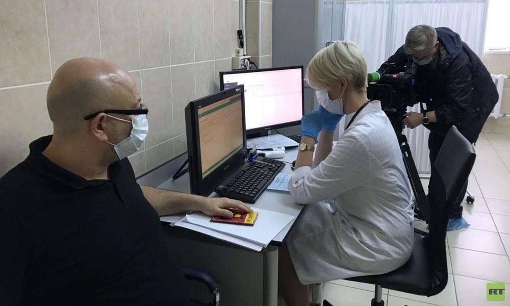 Ausländische RT-Mitarbeiter melden sich für Tests des Corona-Impfstoffs "Sputnik V" an