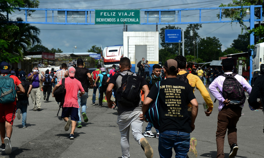 Mehr als 3.000 Migranten aus Honduras überqueren illegal Grenze zu Guatemala auf dem Weg in die USA