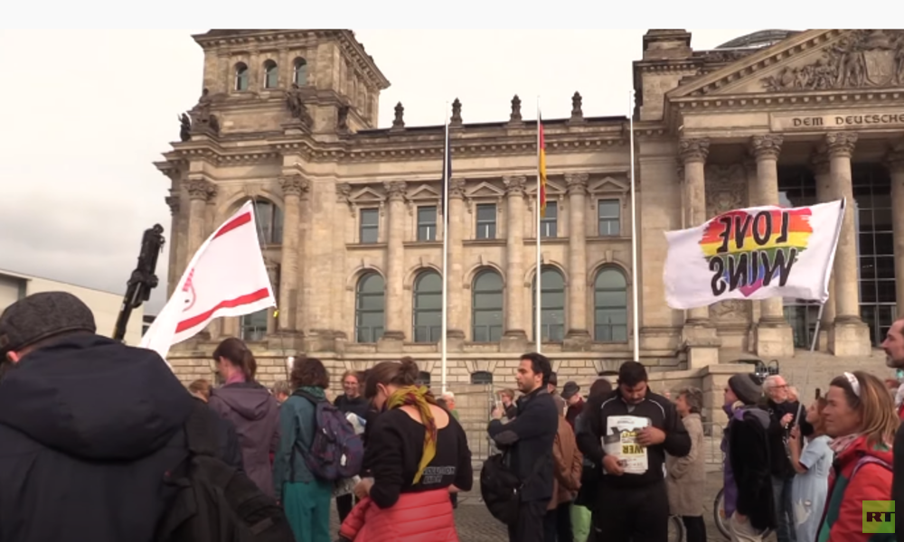 Berlin: Hunderte Corona-Skeptiker protestieren vor Bundestag