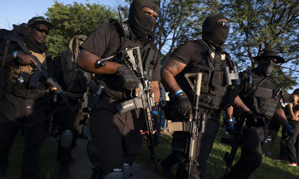 Schwer bewaffnete afroamerikanische Miliz marschiert in Louisiana auf (Videos)