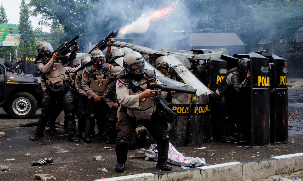 Indonesien: Arbeitsrechtsreform löst Proteste aus – Polizei setzt Tränengas gegen Demonstranten ein