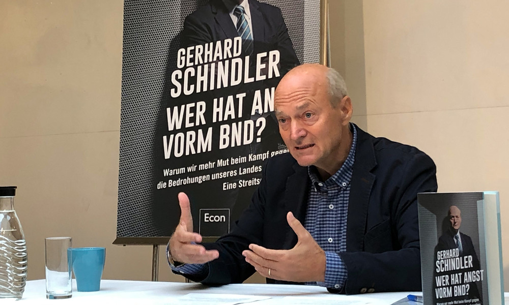 Ex-BND-Chef Schindler kritisiert Merkels Flüchtlingspolitik und fordert Neuordnung der Geheimdienste