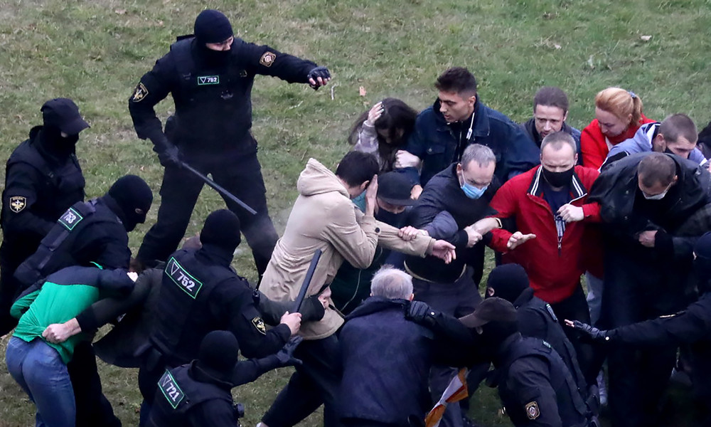Minsk: Weniger Protestler, Gewalt dauert an