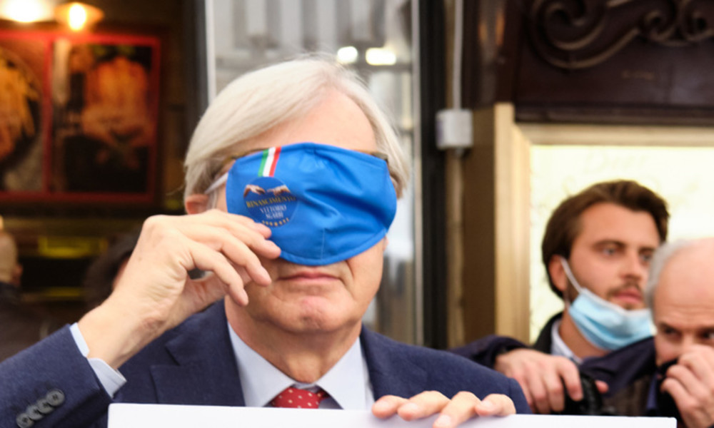 Das passiert, wenn man im italienischen Parlament keine Maske trägt
