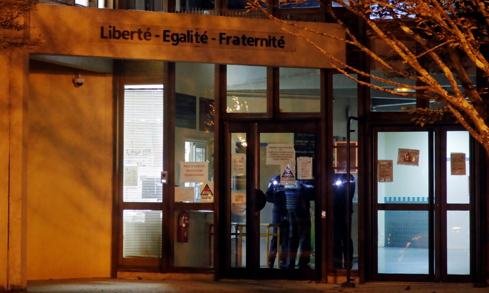Mörderische Attacke auf Lehrer bei Paris: Medien berichten von mehreren Festnahmen