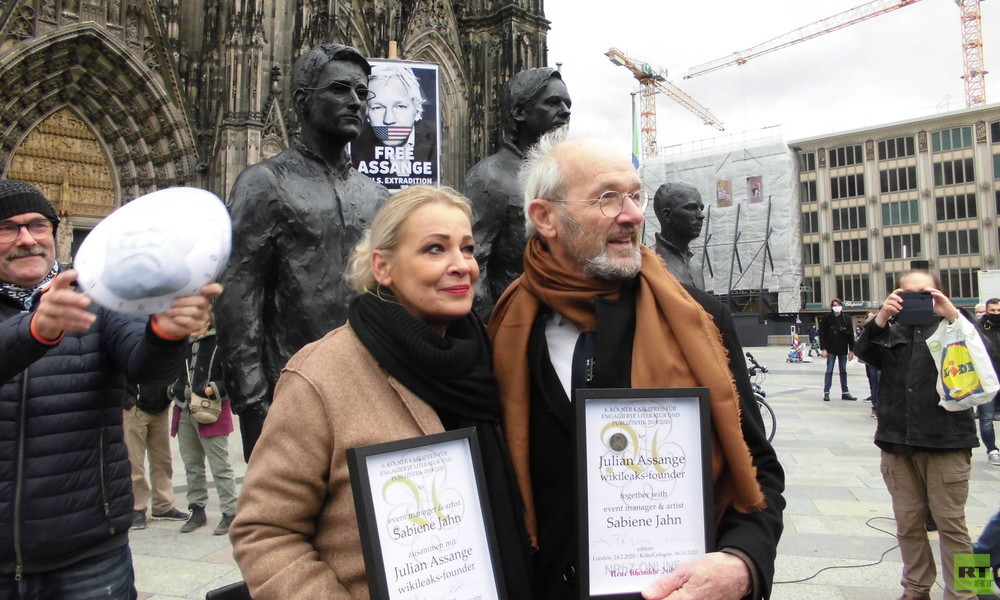 "Leuchtturm in der Dunkelheit" – Vater von Julian Assange nimmt Kölner Karlspreis in Empfang