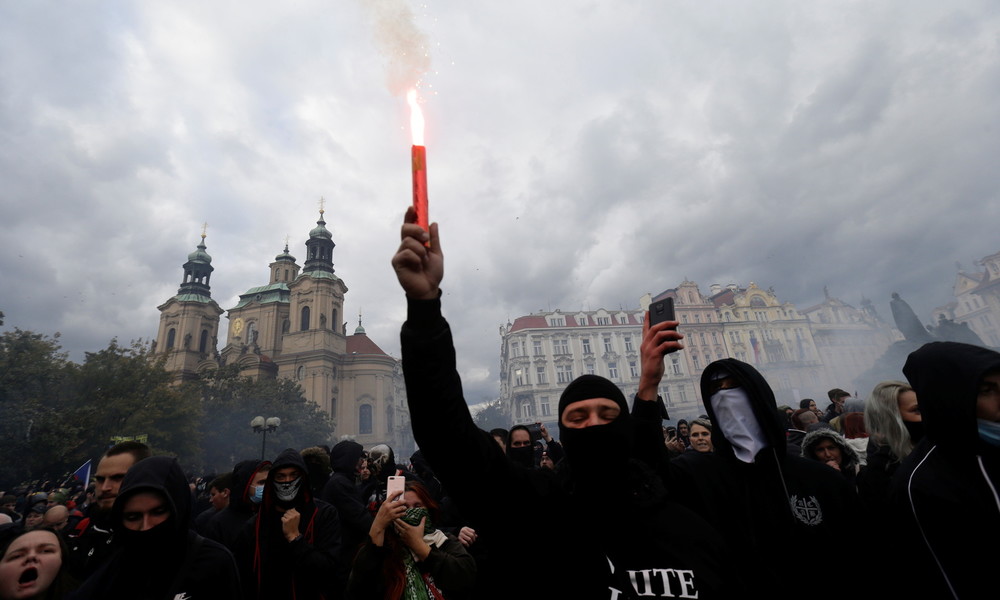 Proteste gegen Corona-Einschränkungen eskalieren in Prag – Zusammenstöße mit der Polizei (Video)