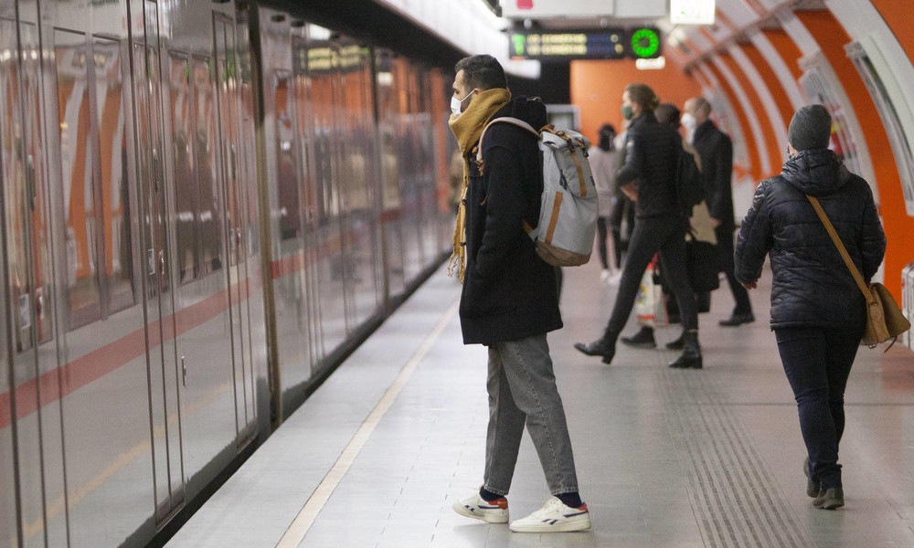 "Lasst ihn atmen": Wiener Security-Mitarbeiter fixieren dunkelhäutigen Passagier ohne Maske am Boden