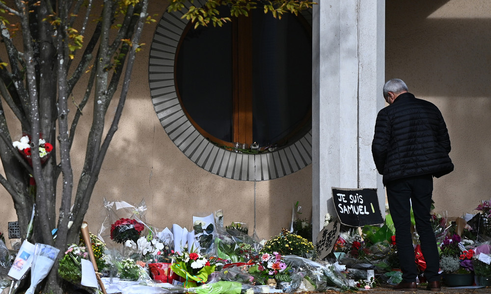 LIVE: Frankreich – Gedenkmarsch für ermordeten Lehrer Samuel Paty