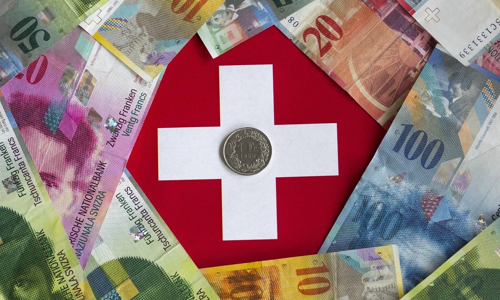 Helikoptergeld für alle: Schweizer Bürgerinitiative will bedingungslose Auszahlung von 7.500 Franken