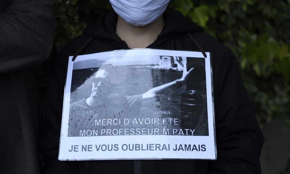 "Propheten gerächt" – Mörder von Lehrer in Paris hinterließ angeblich Audiobotschaft auf Russisch