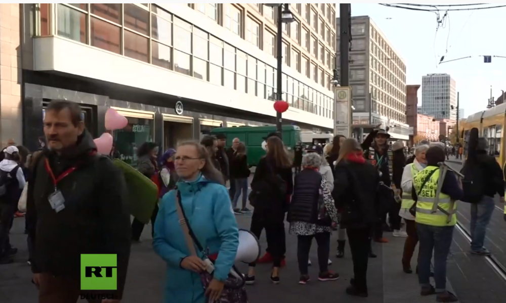 LIVE: Corona-Skeptiker versammeln sich in Berlin zu neuer Protestrunde
