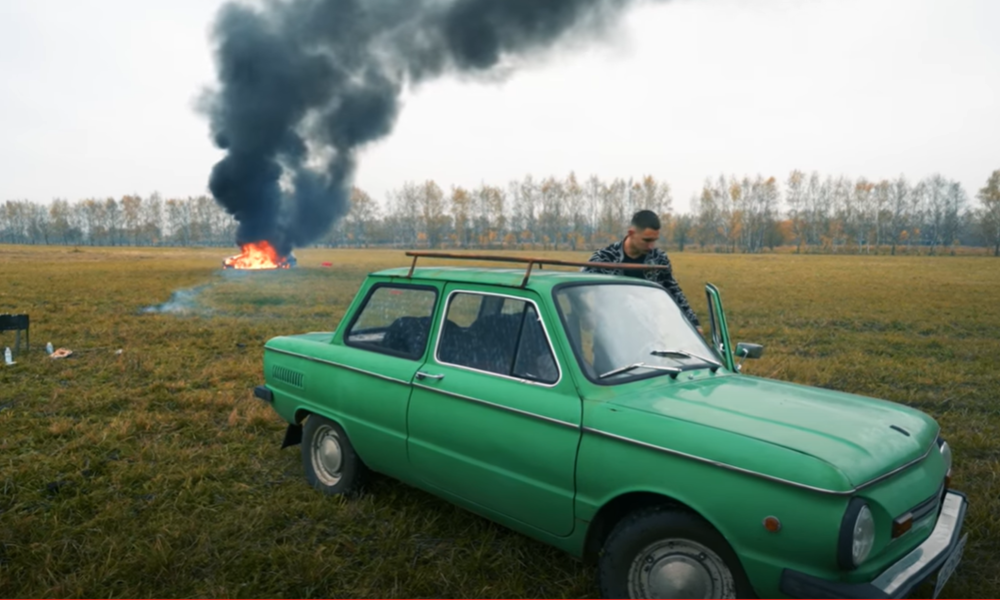 Wegen technischer Probleme: Russischer Blogger zündet Mercedes an und fährt mit Saporoschez davon