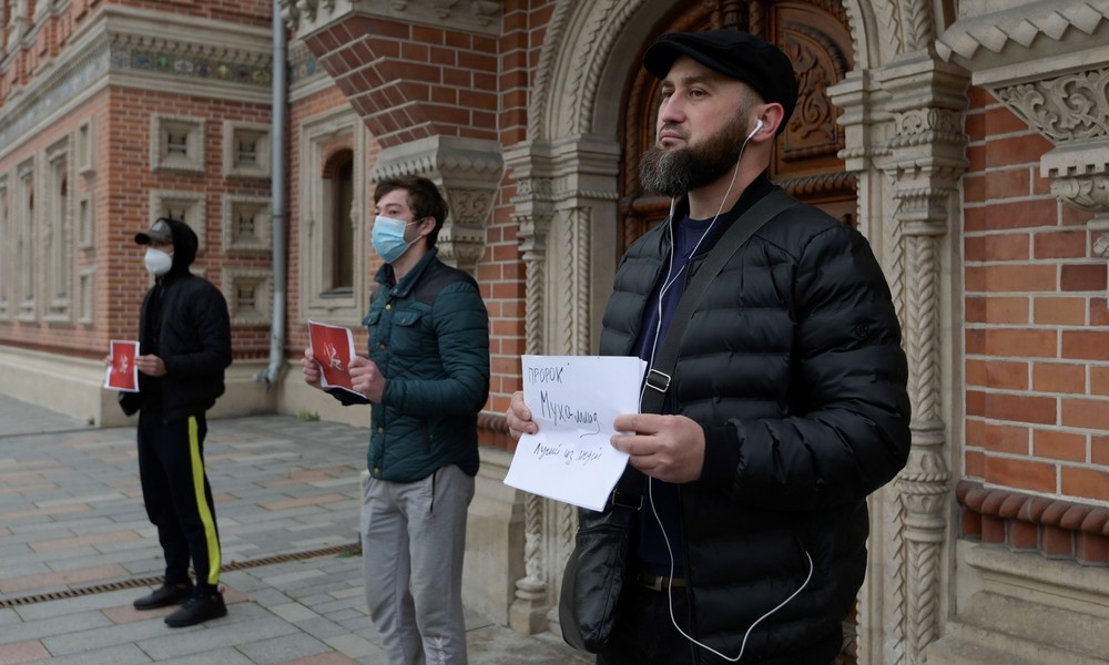 "Allahu Akbar" – Demonstration gegen Macron vor französischer Botschaft in Moskau