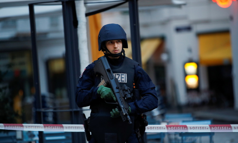 Nach Terroranschlag und Toten in Wien: Fahndung nach weiteren Tätern läuft (Video)