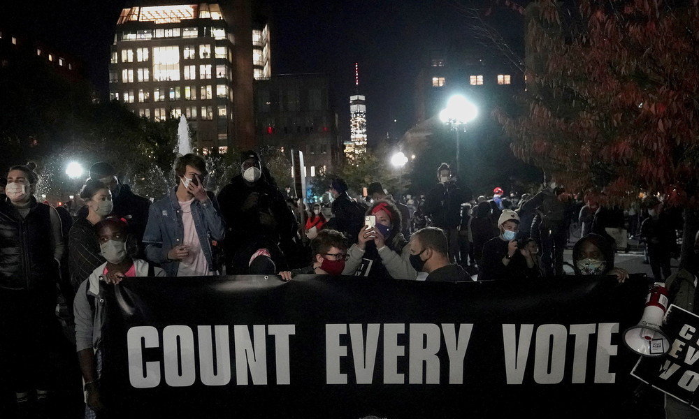 Nach 'Count Every Vote'-Marsch in New York: Demonstranten legen Brände, Zusammenstöße mit Polizei