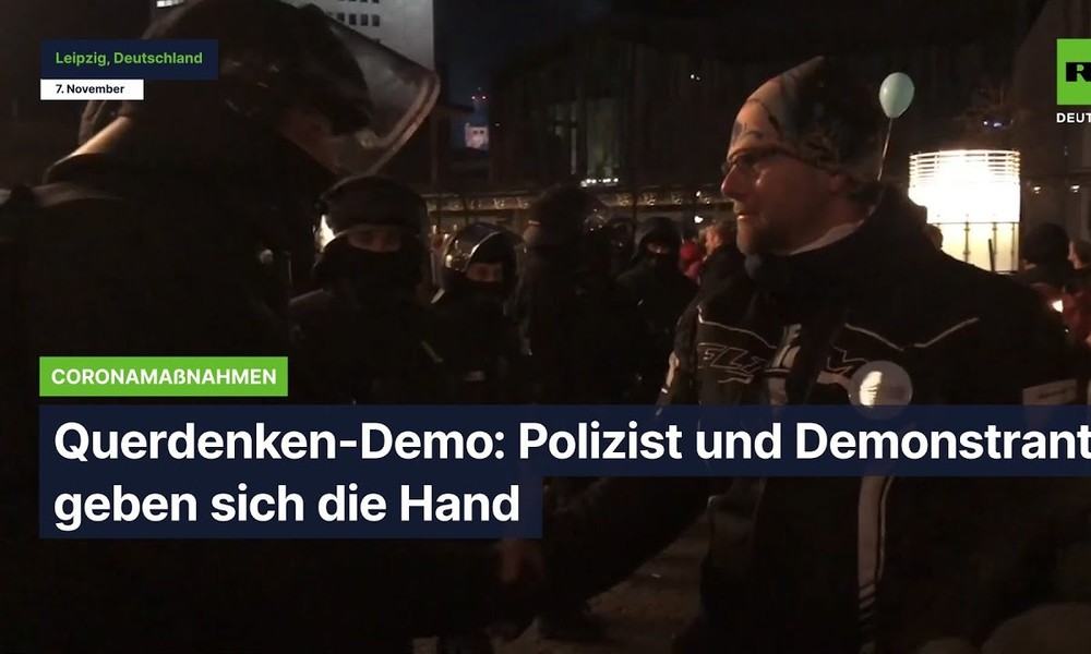 Querdenken-Demo: Polizist und Demonstrant geben sich die Hand