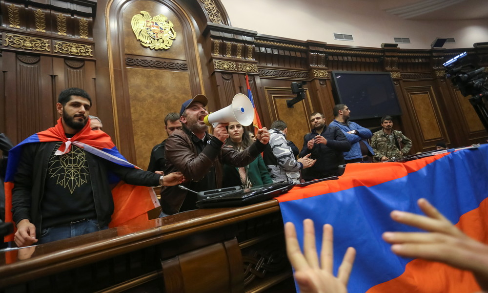 Armenien: Wütende Menge stürmt Parlament nach Ankündigung von Bergkarabach-Friedensabkommen