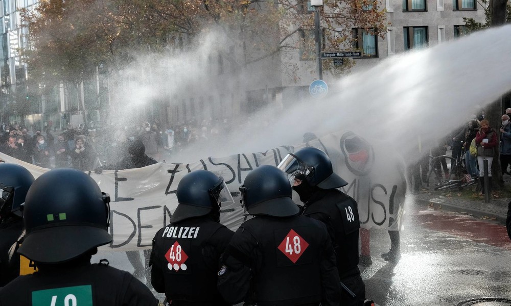 Frankfurt: Polizei setzt Wasserwerfer gegen "Querdenker" und Gegendemonstranten ein (Video)