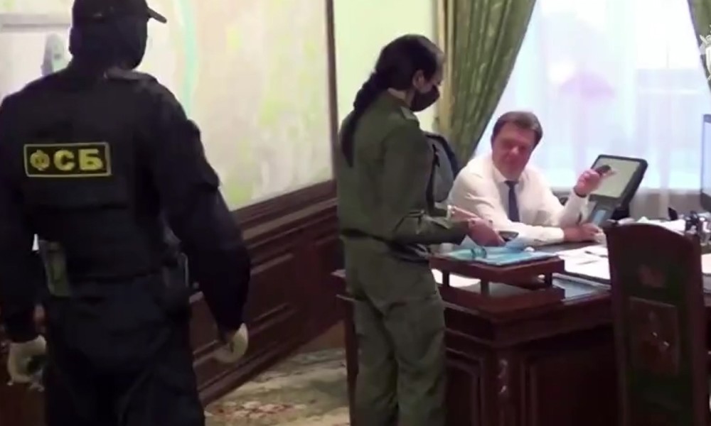 Russland: Frau von verhaftetem Bürgermeister wirft in Kissen versteckte Bankverbindungen aus Fenster