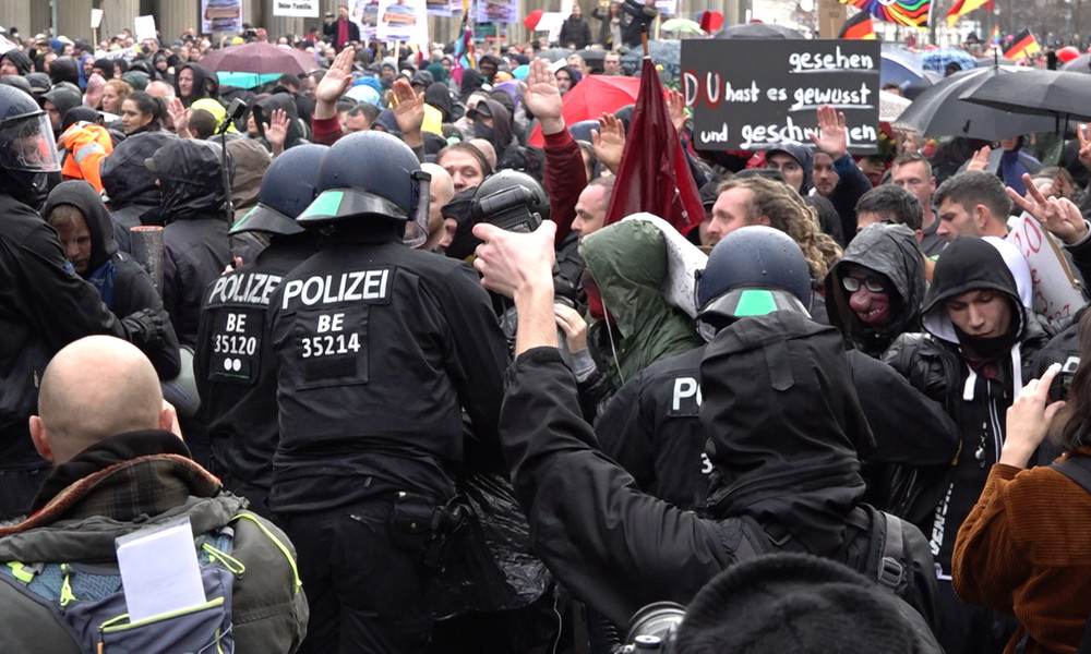 "Merkel will nicht, dass ich hier bin" – Corona-Demo in Berlin mit Wasserwerfern aufgelöst (Video)