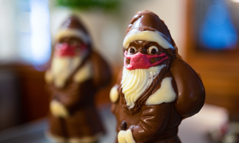 Weihnachtsmann mal anders: Konditorei wird wegen Mundschutz-Nikoläusen angefeindet