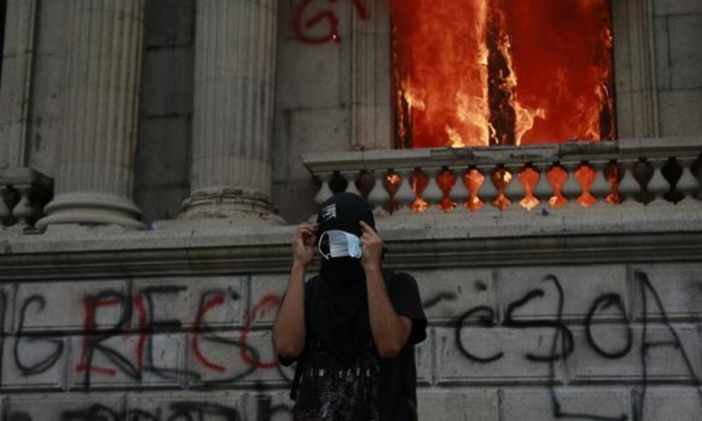 Hunderte Demonstranten stürmen guatemaltekischen Kongress und legen Feuer (Fotos, Videos)