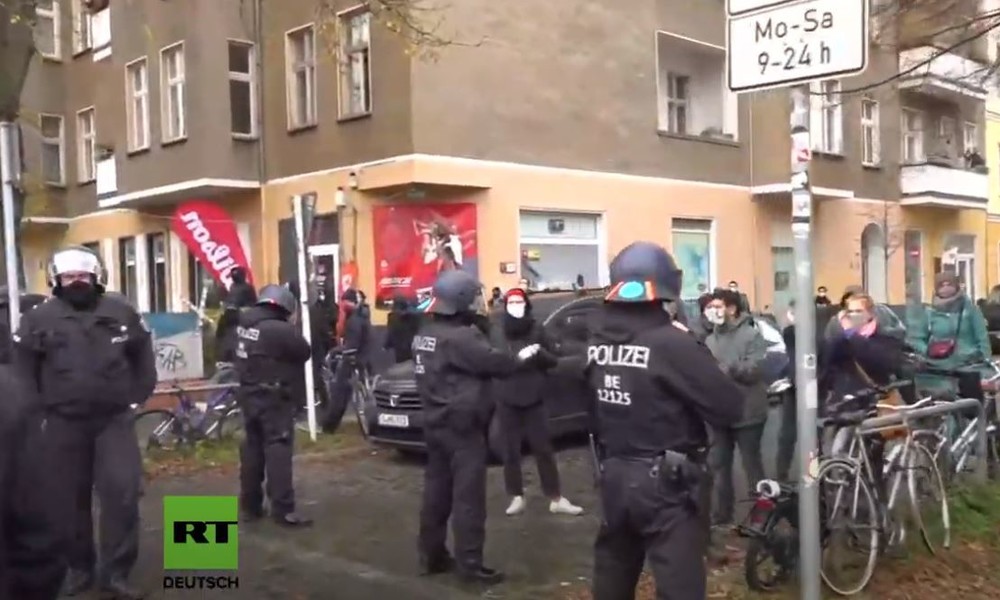 Video: "Schweigemarsch" von Gegnern der Corona-Maßnahmen in Berlin