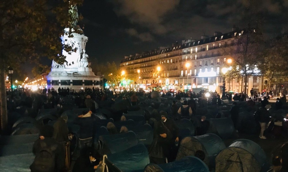LIVE: Flüchtlingscamp im Herzen von Paris evakuiert - Hunderte Migranten und Polizei vor Ort
