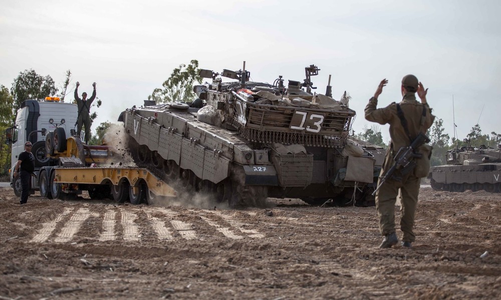 Panne bei Militärübung in Israel: Panzer befährt Transporter und kippt um (Video)