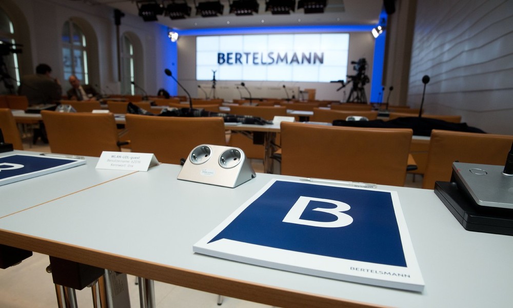 Rabenschwarze Medienlandschaft - Bertelsmann AG baut Medienmonopol aus
