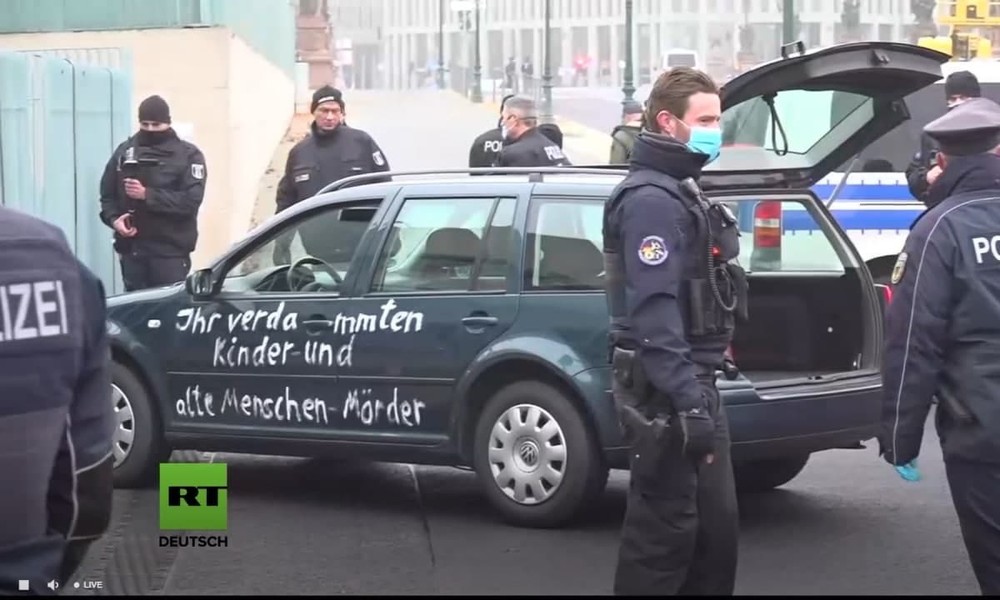 LIVE: Auto fährt gegen das Tor des Bundeskanzleramtes – Anschlagsversuch oder Protestaktion?