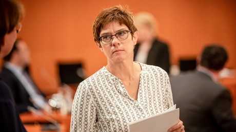"Explosive Situation" – Kramp-Karrenbauer warnt vor Verfassungskrise in den USA