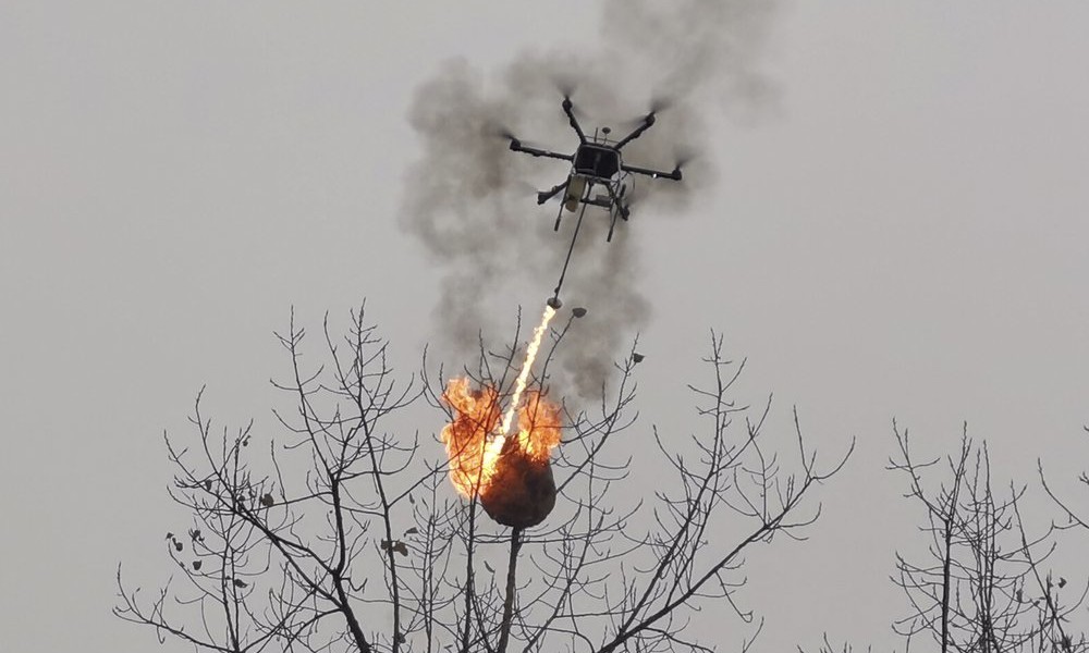 Schwarmfinanzierung gegen Wespen: Chinesische Tüftler bauen Drohne zu Flammenwerfer um
