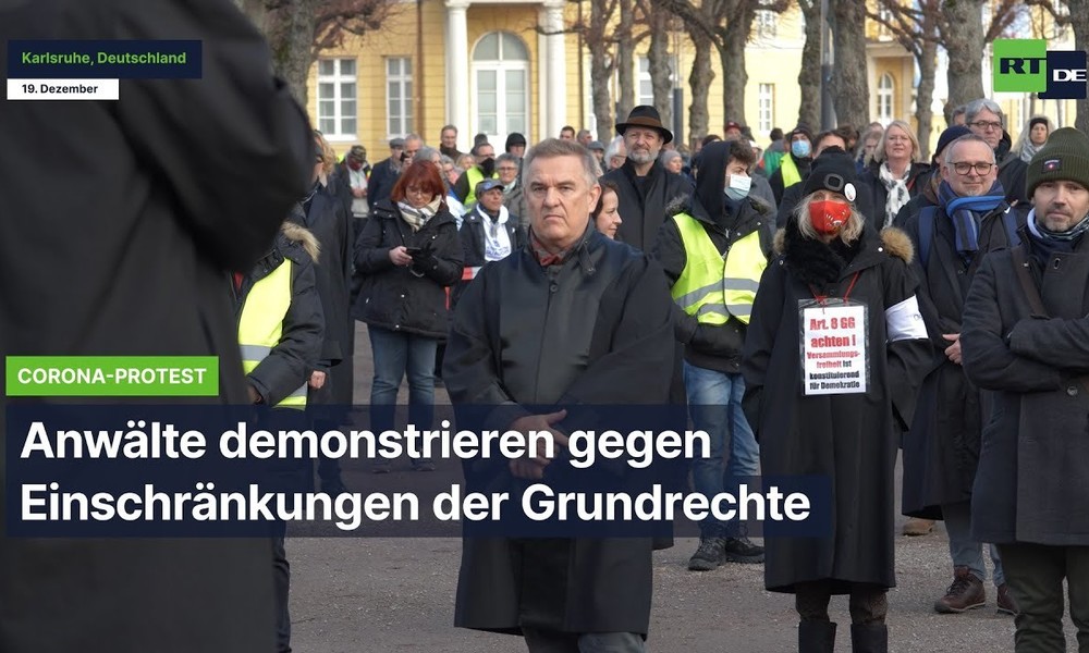 Karlsruhe: Anwälte demonstrieren vor Verfassungsgericht gegen Einschränkungen der Grundrechte