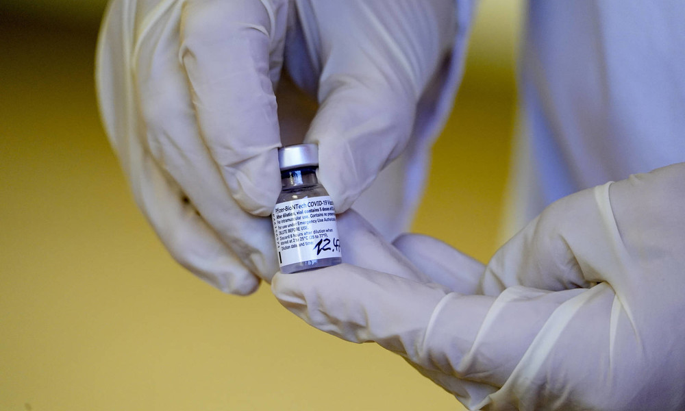Wird der Impfstoff knapp? Ärzte empfehlen, aus Fläschchen sechs statt nur fünf Dosen zu extrahieren