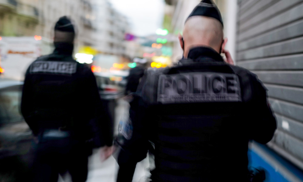 Zwei französische Polizisten nach brutaler Attacke im Pariser Vorort im Krankenhaus (Video)