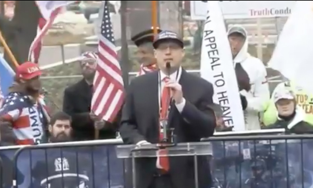 "Kommt, umarmt euch alle!" – Sprecher auf Pro-Trump-Demo wollte "Corona-Mass-Spreader-Event"