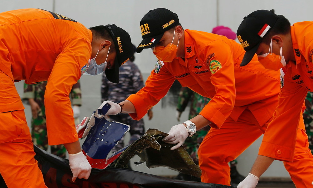Rettungskräfte finden Leichenteile und Trümmer nach Flugzeugunglück in Indonesien