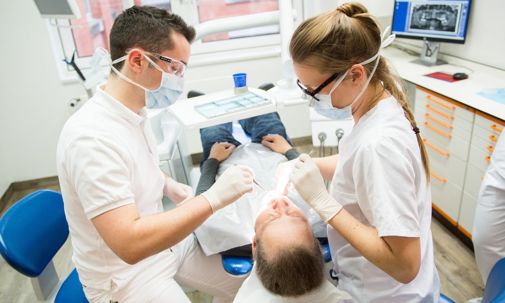 Corona-Impfpflicht für Mitarbeiter: Anzeige gegen Zahnarzt eingegangen