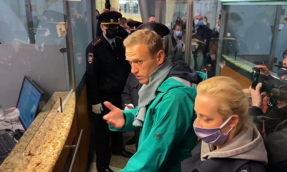 "Bester Tag der letzten fünf Monate!" – Nawalny nach Ankunft in Moskau festgenommen