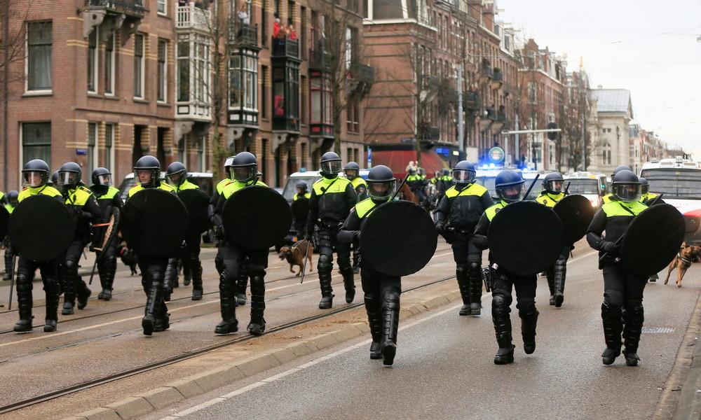 Niederlande: Massive Krawalle und Polizeigewalt bei Protesten gegen neue Corona-Maßnahmen
