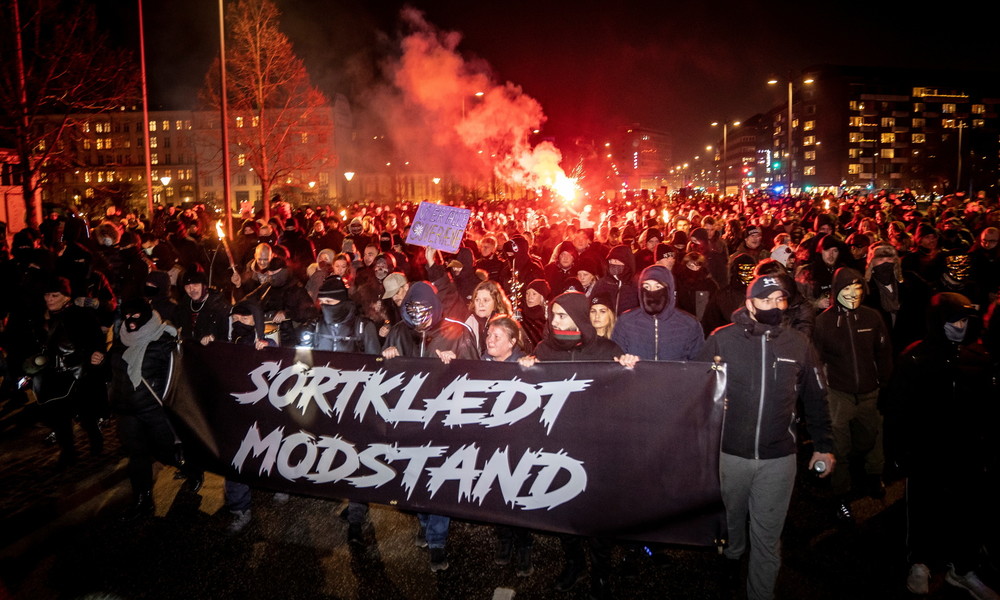 Dänemark: Anti-Lockdown-Gegner verbrennen Bild der Regierungschefin, Zusammenstöße mit Polizei