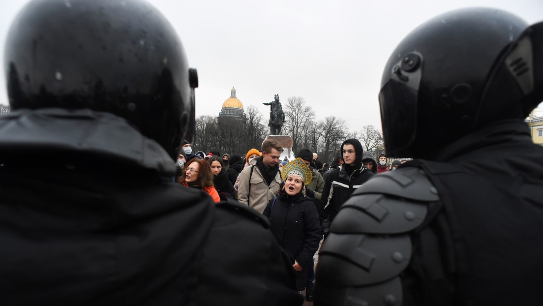 Frau nach Fußtritt eines Polizisten bei Nawalny-Demo in Sankt Petersburg wieder im Krankenhaus