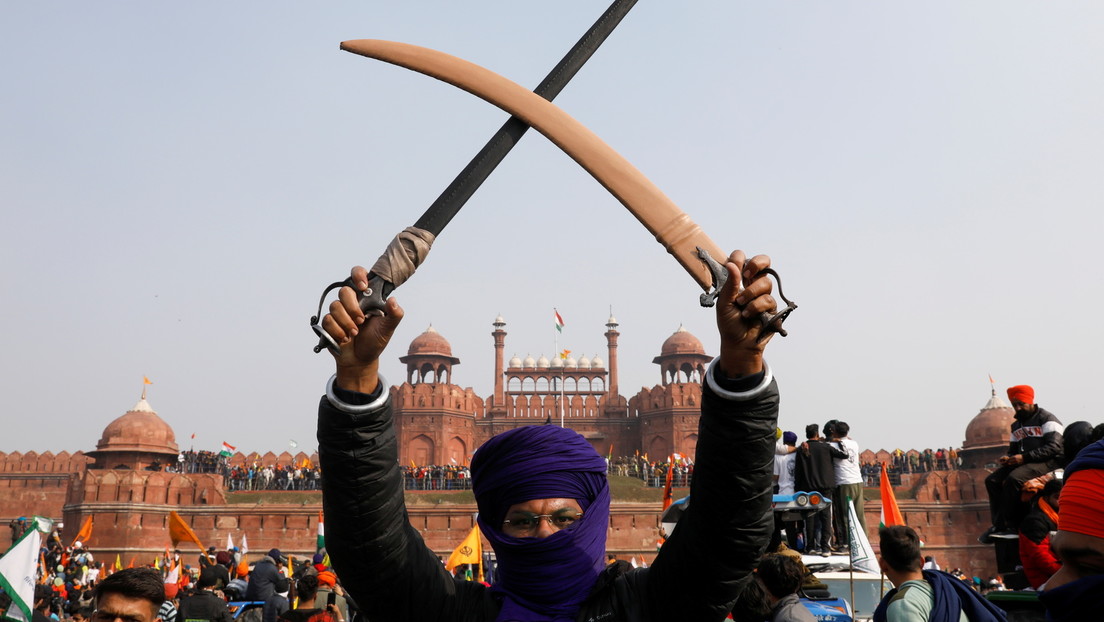 Gewaltsame Zusammenstöße: Indische Bauern stürmen das Rote Fort in Delhi