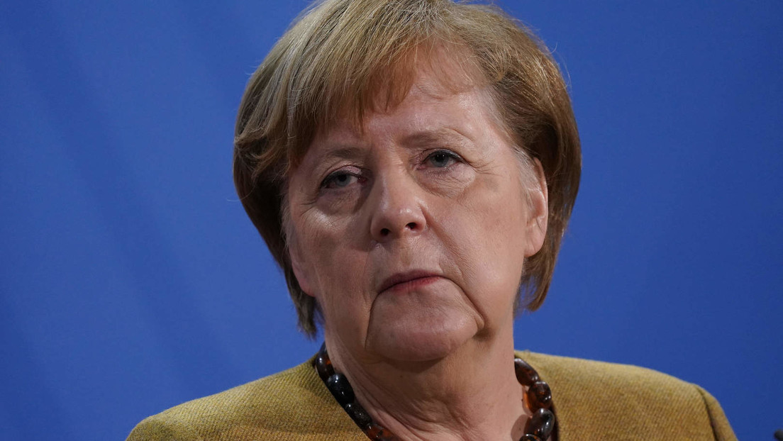 Unbekannte stellen Grablichter und Holzkreuze vor Merkels Wahlkreisbüro