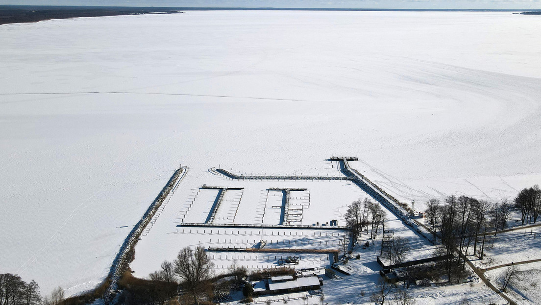 Geschlossene Eisdecke auf dem größten Binnensee Deutschlands – Die Müritz ist zugefroren