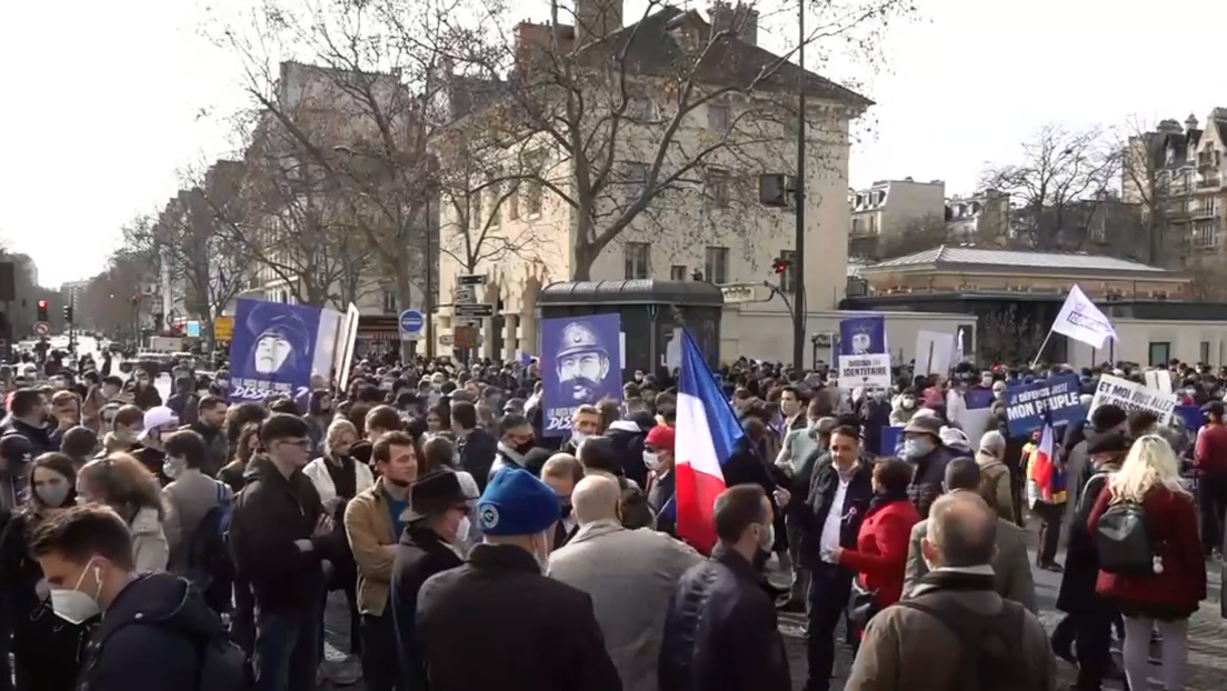 LIVE: Anhänger der "Identiären" protestieren in Paris gegen geplante Auflösung | Gegendemo erwartet